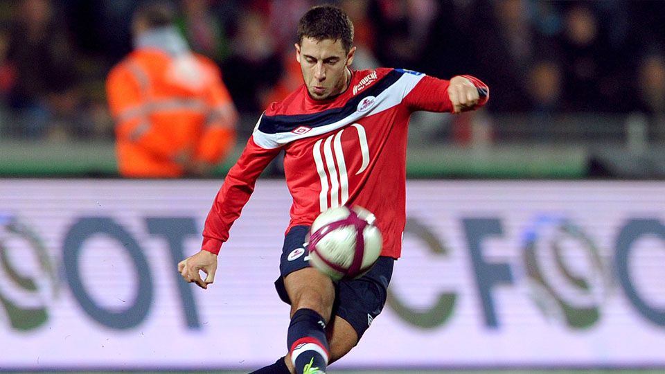 Rasa hormat Eden Hazard kepada mantan timya, Lille, membuat dirinya menolak tawaran fantastis Paris Saint-Germain Copyright: © goal/euro